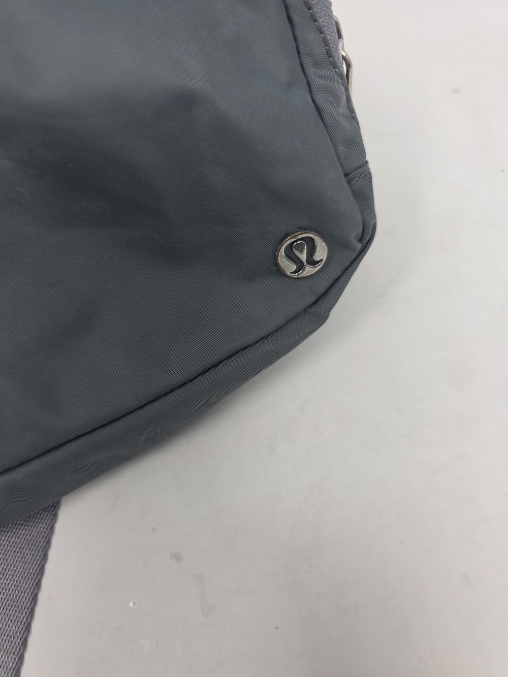 lululemon Gray Belt Bag Fanny Pack Crossbody Waist Bag Metal Logo - Picture 4 of 5